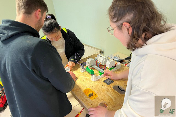 Une vue de notre salle de formation, entièrement équipée pour offrir un environnement d'apprentissage optimal pour l'habilitation électrique.