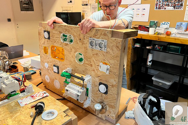 Nos étudiants en pleine session pratique, manipulant divers équipements pour une habilitation électrique complète.