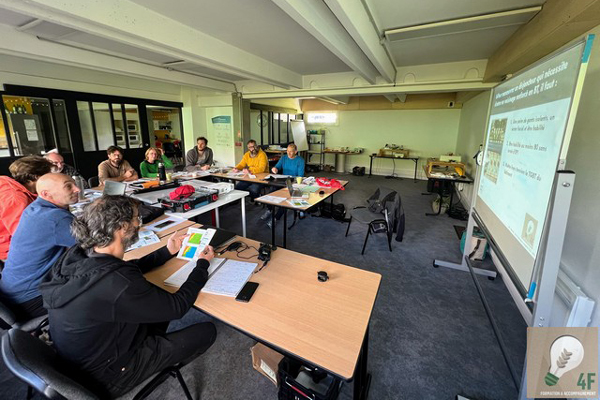 Une session de formation dédiée à l'habilitation électrique, dispensée par notre formateur. Ici des professionnelles du bâtiment.