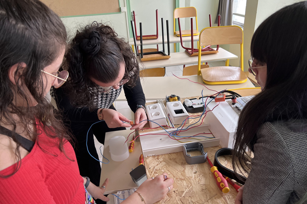 À 4F Formation, nous privilégions les petits groupes pour offrir une attention personnalisée et maximiser l'apprentissage de chaque étudiant.