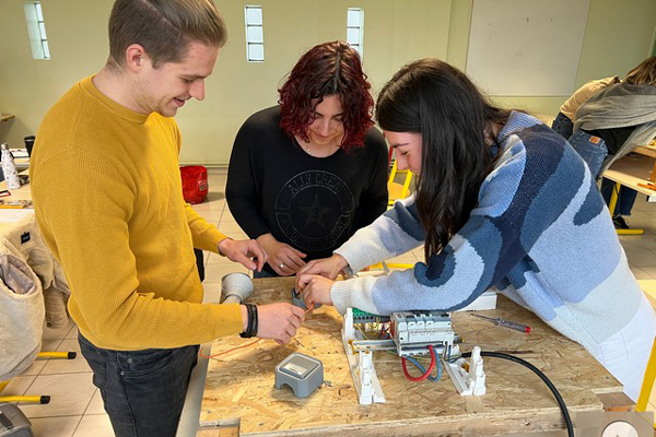 Une vue de notre salle de formation, entièrement équipée pour offrir un environnement d'apprentissage optimal pour l'habilitation électrique.