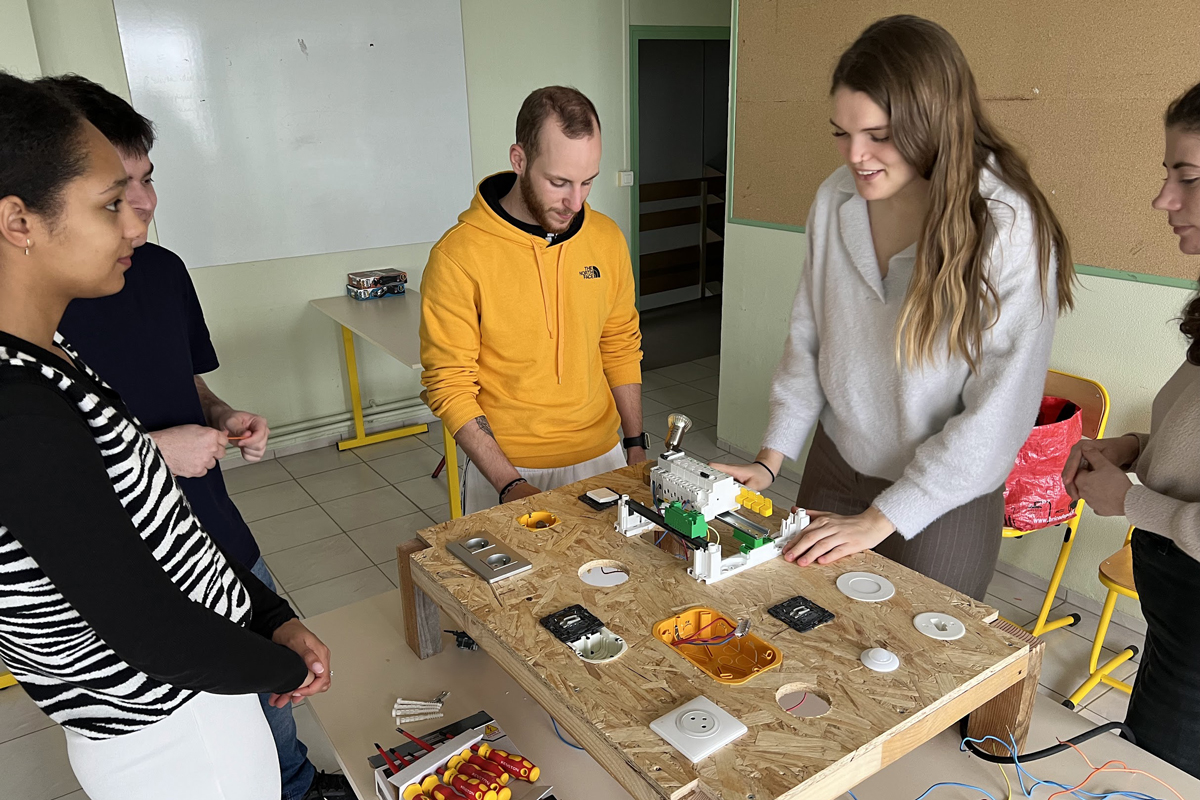 À 4F Formation, nous privilégions les petits groupes pour offrir une attention personnalisée et maximiser l'apprentissage de chaque étudiant.