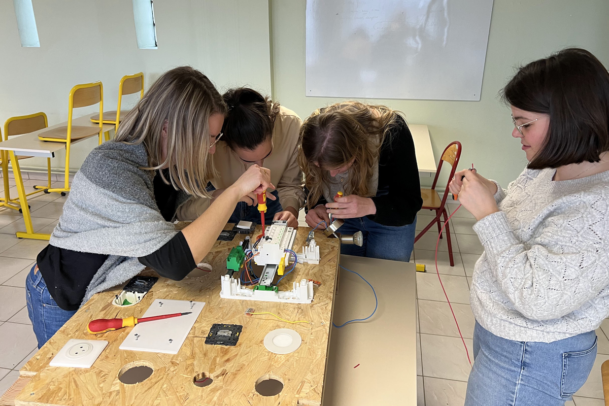 Une session de simulation de panne électrique organisée par 4F Formation pour préparer les étudiants aux situations réelles.